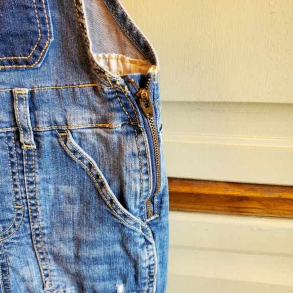 OshKosh B'gosh Overalls Size 6/7 - Picture 4 of 7